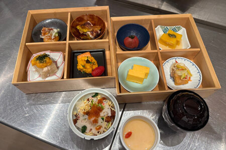 かぼちゃ懐石を列車の中で乗客の皆様に振る舞います